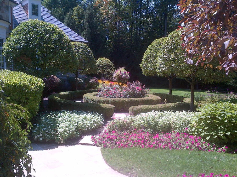 Photo of a traditional front yard garden in Cleveland.