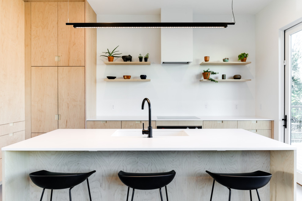 Mittelgroße Moderne Wohnküche mit integriertem Waschbecken, flächenbündigen Schrankfronten, hellen Holzschränken, hellem Holzboden, Kücheninsel und weißer Arbeitsplatte in Richmond