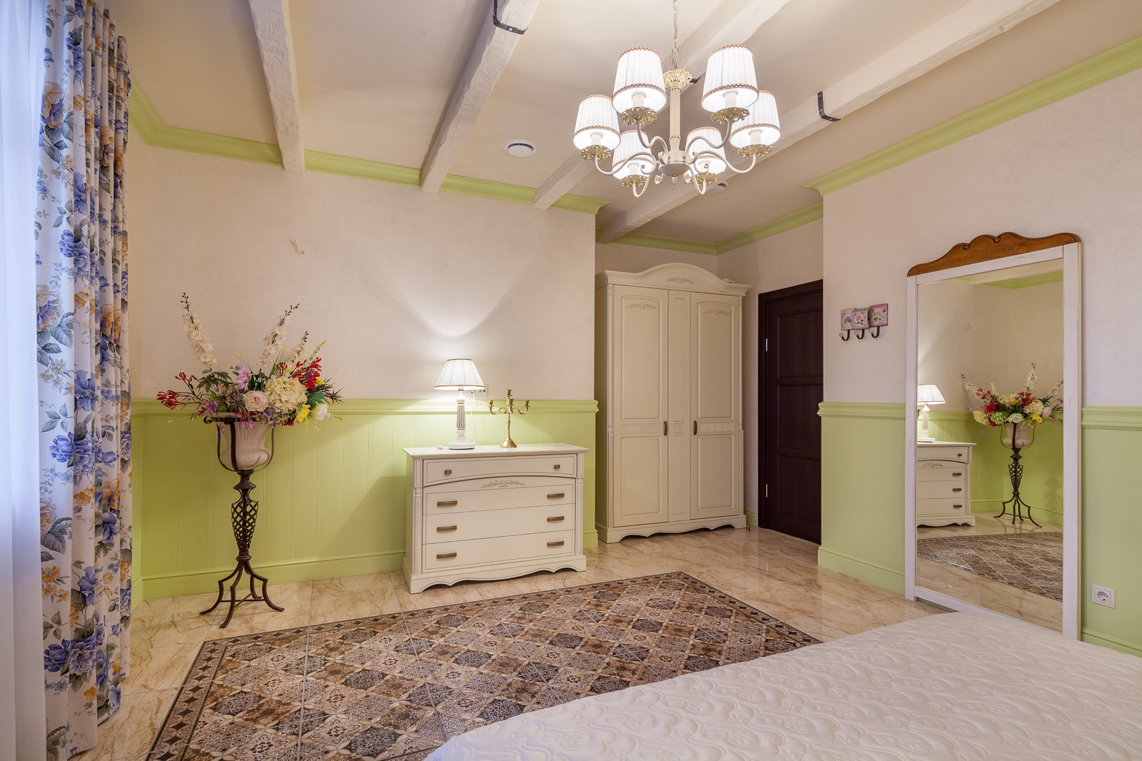 Двухэтажный дом с цокольным этажом и мансардой