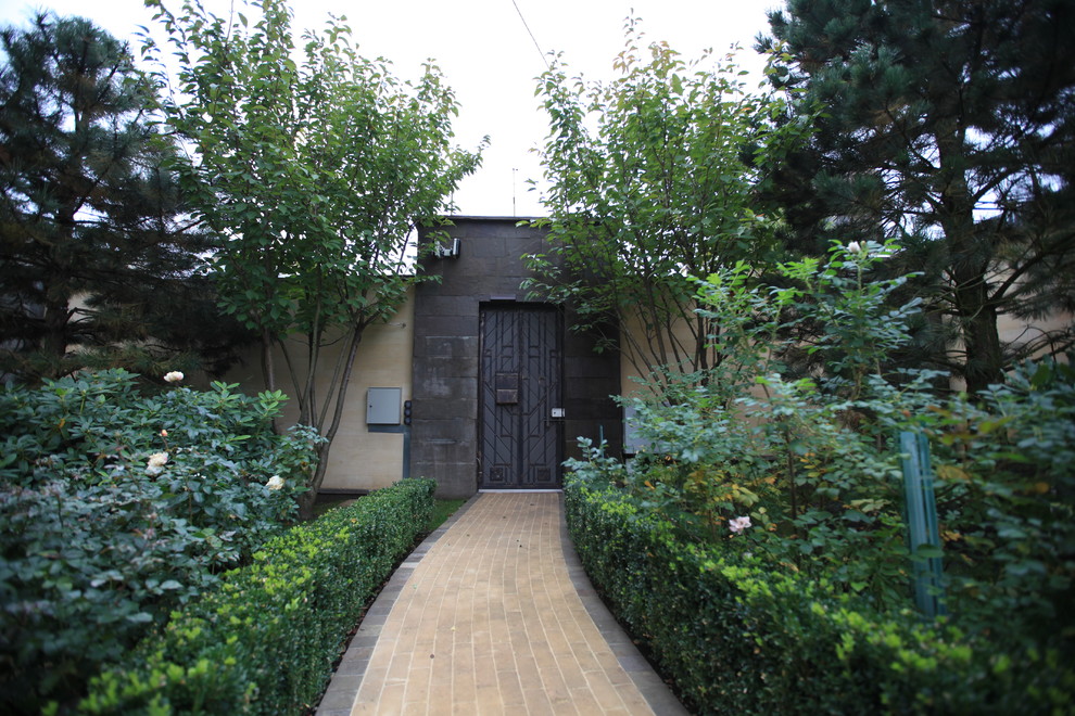 Итальянский сад с пиньями в городе