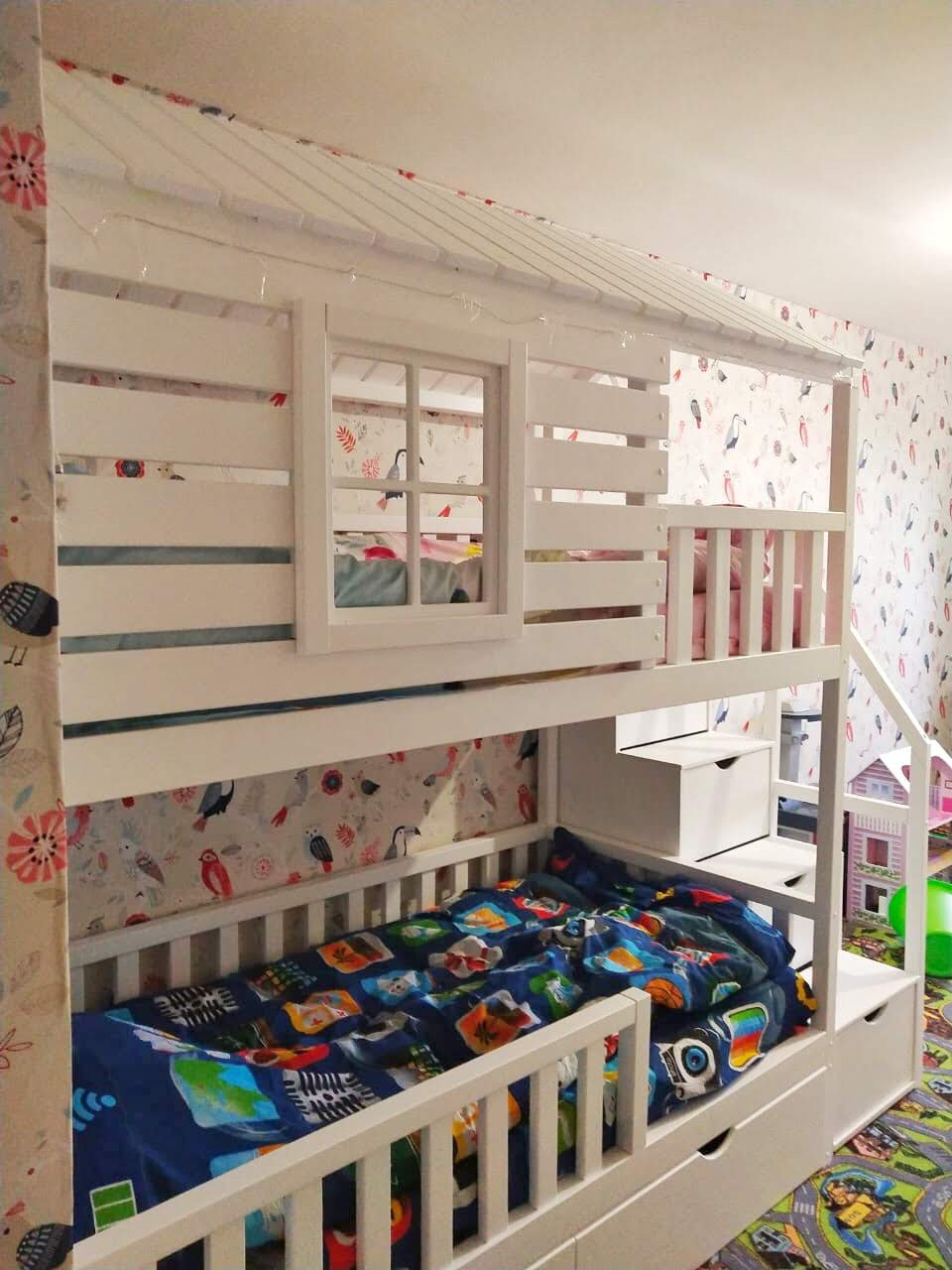 Детская двухъярусная кровать-домик "Конфетти" от фабрики "RuLes".