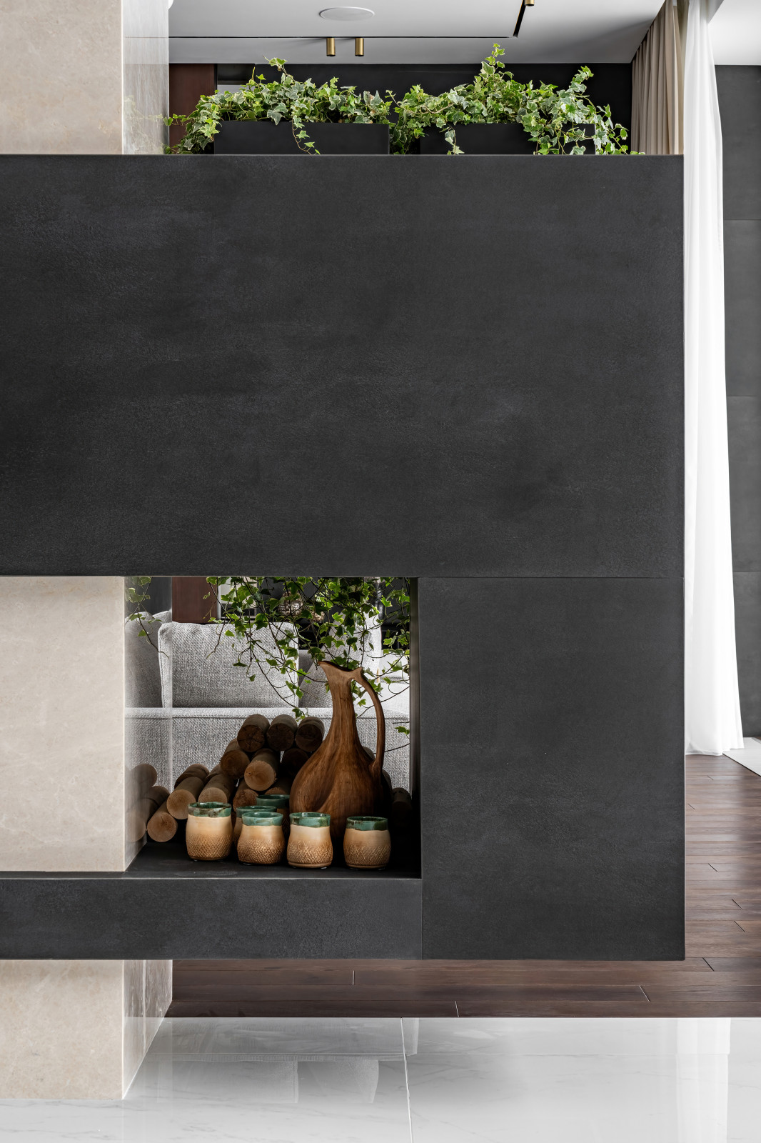 Двухэтажный загородный дом в современном стиле с глиняными акцентами