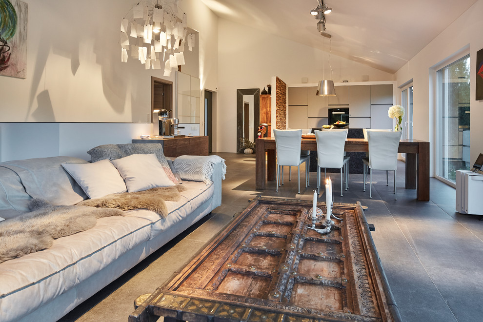 Offenes Modernes Wohnzimmer mit weißer Wandfarbe und grauem Boden in Nürnberg