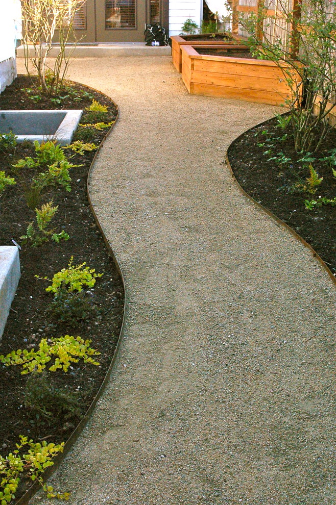 Design ideas for a contemporary garden in Portland.