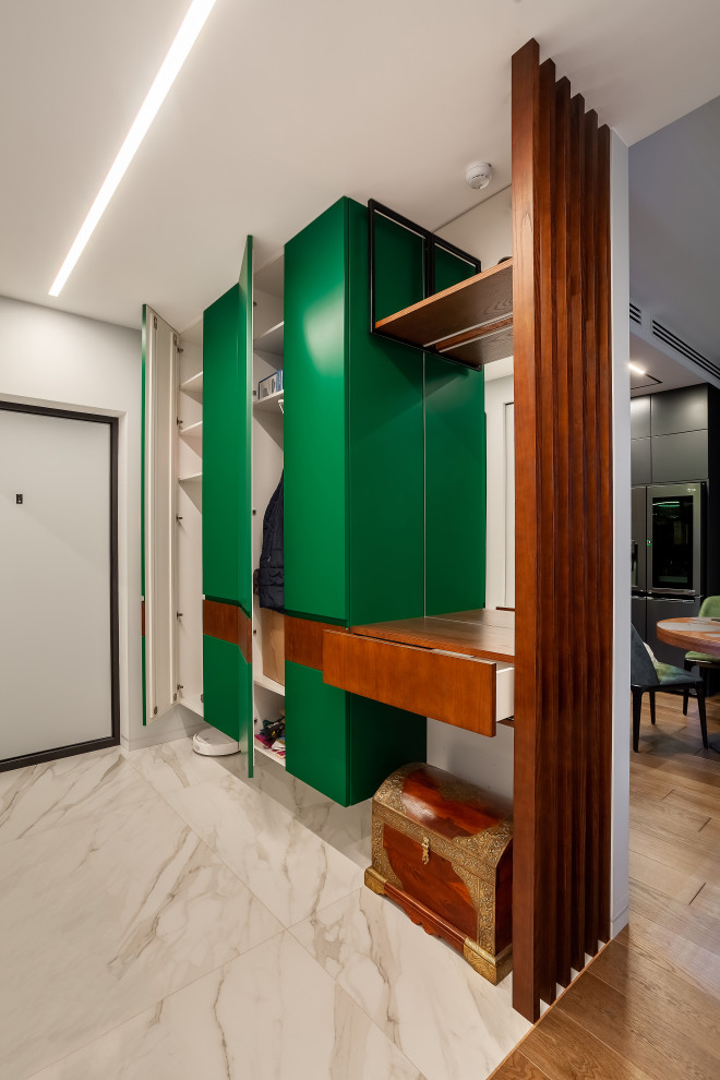 Подвесной шкаф в прихожей с консолью, зеркалом, полкой и рейками