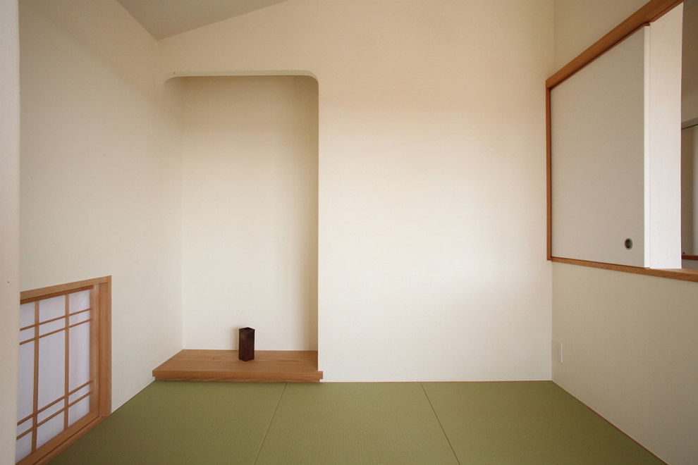 Photo of a small asian guest bedroom in Other with white walls, tatami floors, no fireplace and beige floor.