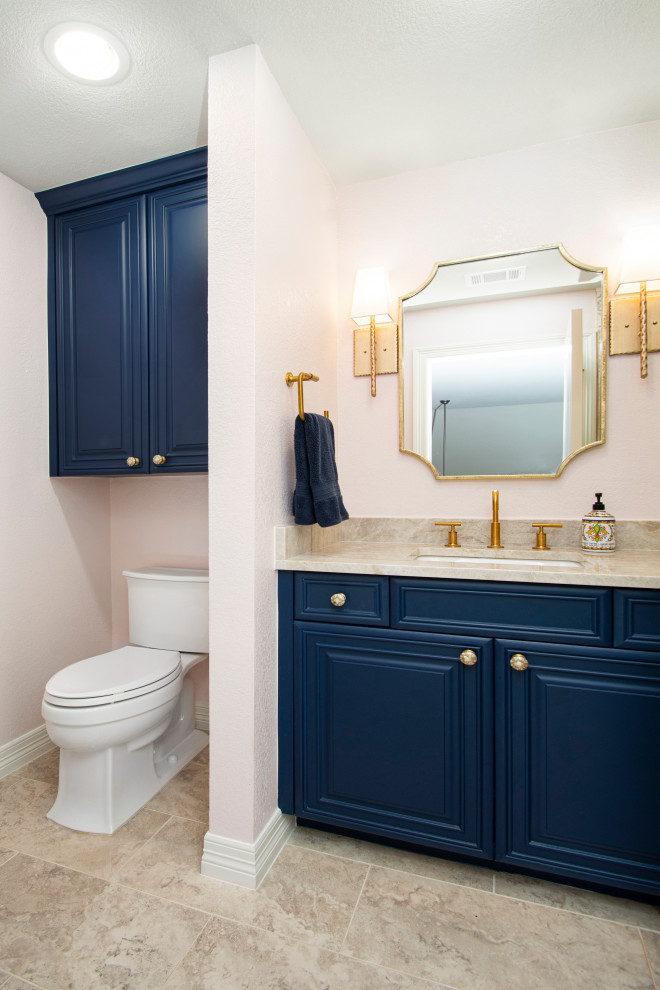 Источник вдохновения для домашнего уюта: детская ванная комната среднего размера в стиле неоклассика (современная классика) с фасадами с выступающей филенкой, синими фасадами, двойным душем, раздельным унитазом, розовыми стенами, полом из керамогранита, врезной раковиной, столешницей из кварцита, бежевым полом, бежевой столешницей, тумбой под одну раковину, встроенной тумбой, разноцветной плиткой, керамогранитной плиткой и душем с распашными дверями
