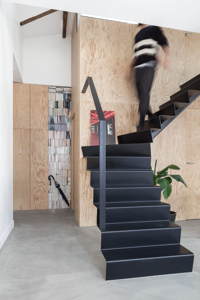 This is an example of a mid-sized contemporary metal l-shaped staircase in Paris with metal risers.