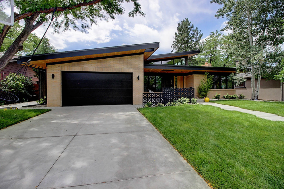 Photo of a midcentury exterior in Denver.