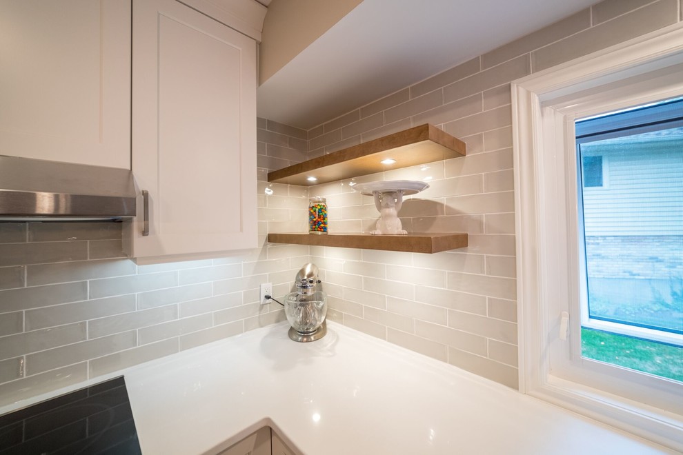 Example of a transitional kitchen design in Toronto