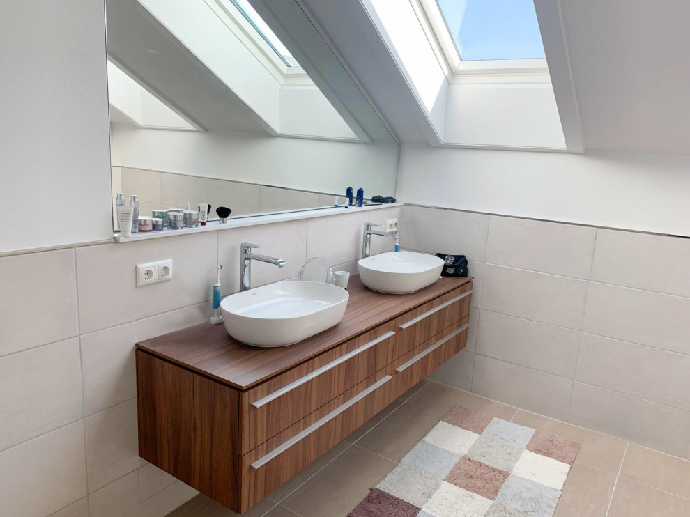 Modernes Duschbad mit hellbraunen Holzschränken, Aufsatzwaschbecken, Waschtisch aus Holz, Doppelwaschbecken und schwebendem Waschtisch in Sonstige
