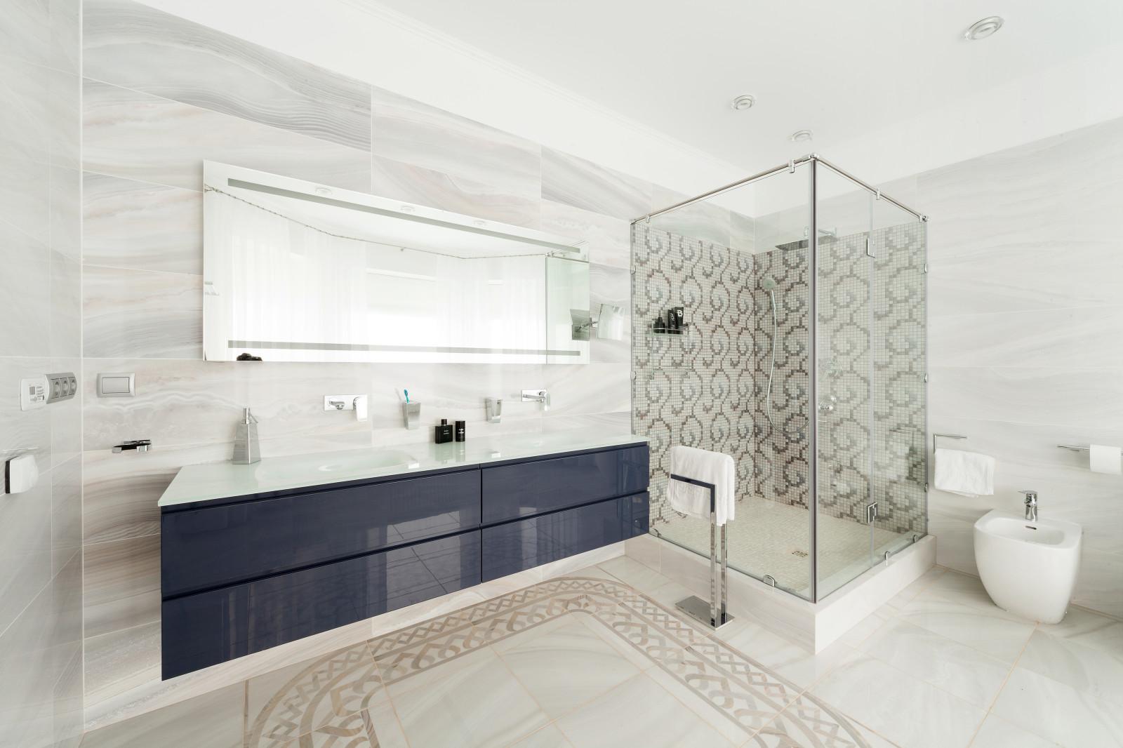 Дом с барельефами и витражами