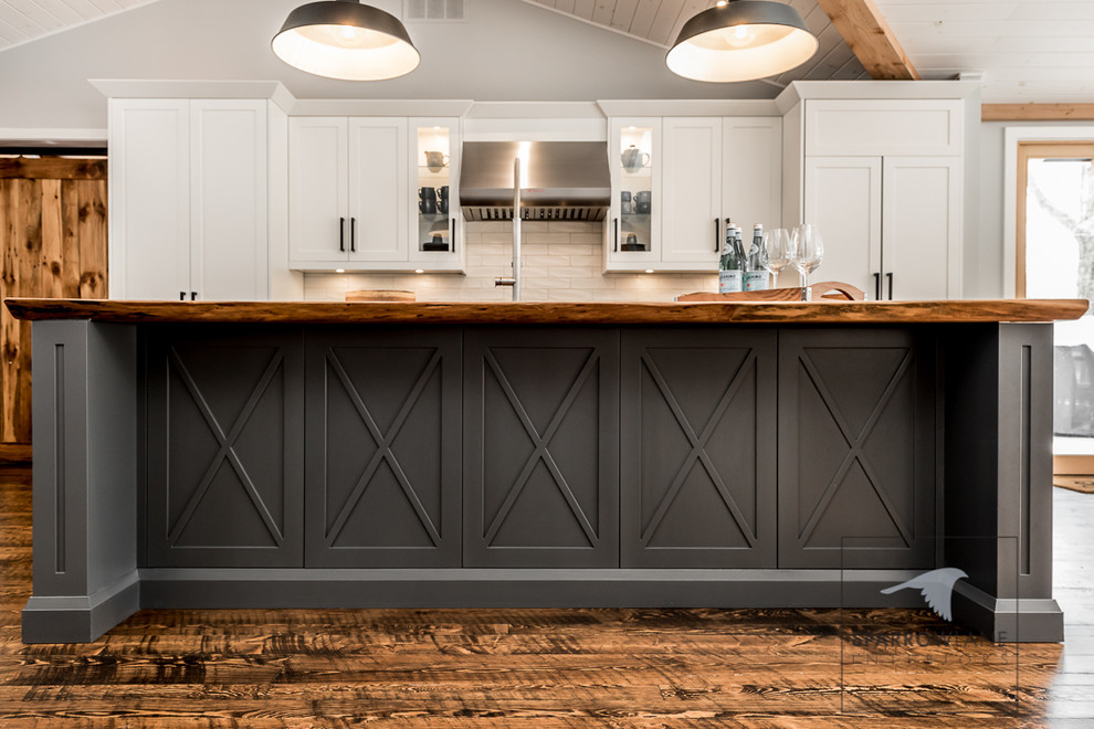 Kitchen - transitional kitchen idea in Toronto