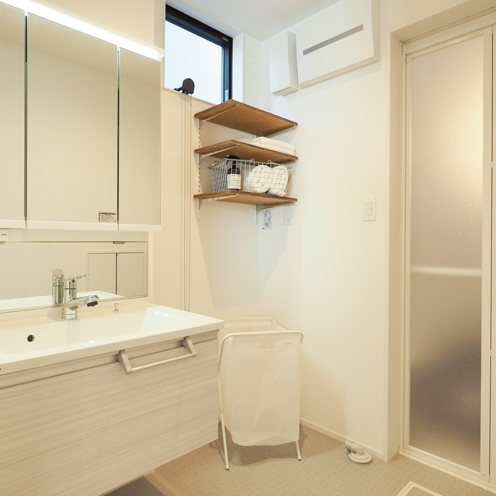 Exempel på ett mellanstort asiatiskt vit vitt toalett, med släta luckor, skåp i ljust trä, vita väggar, vinylgolv, ett integrerad handfat och vitt golv