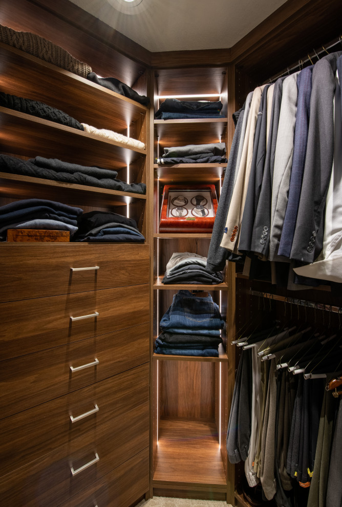 Ejemplo de armario vestidor unisex de tamaño medio con armarios con paneles lisos, puertas de armario de madera oscura, suelo de mármol y suelo beige
