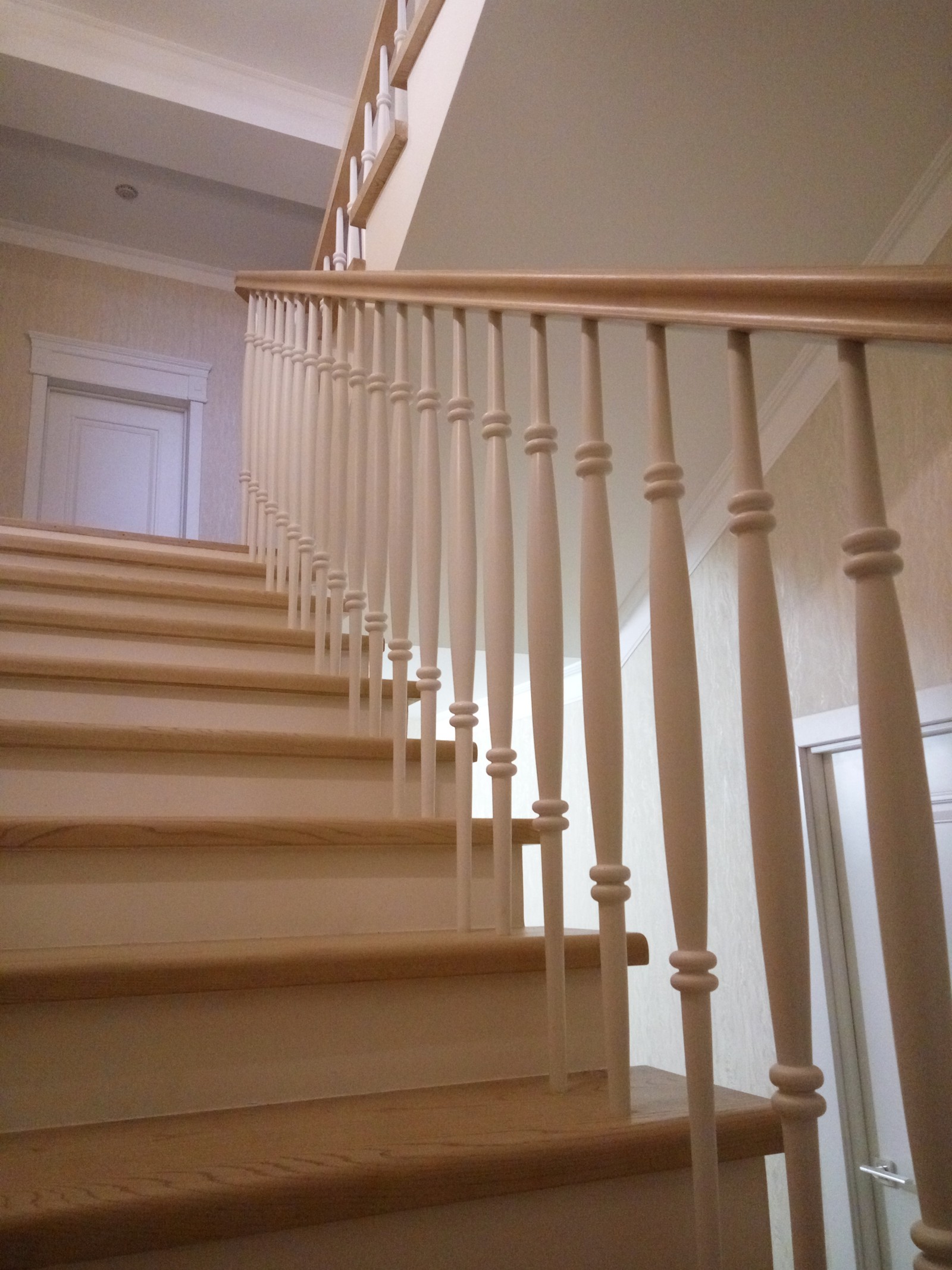 Лестница из массива ясеня в поселке Сахарный дол