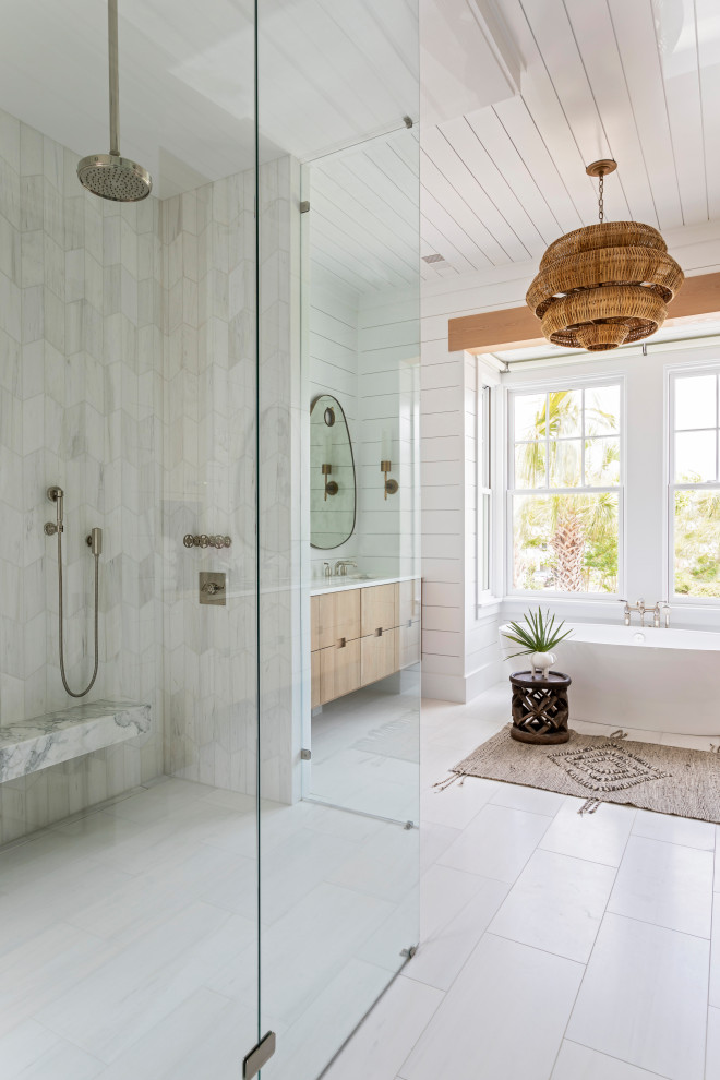 Пример оригинального дизайна: огромная главная ванная комната в морском стиле с плоскими фасадами, светлыми деревянными фасадами, отдельно стоящей ванной, открытым душем, белой плиткой, белыми стенами, полом из керамогранита, мраморной столешницей, белым полом, открытым душем, белой столешницей, сиденьем для душа, тумбой под одну раковину, подвесной тумбой, потолком из вагонки и стенами из вагонки