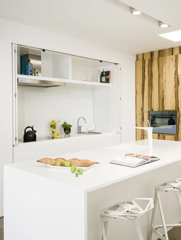 Inspiration för avskilda, små moderna l-kök, med släta luckor, vita skåp och en köksö