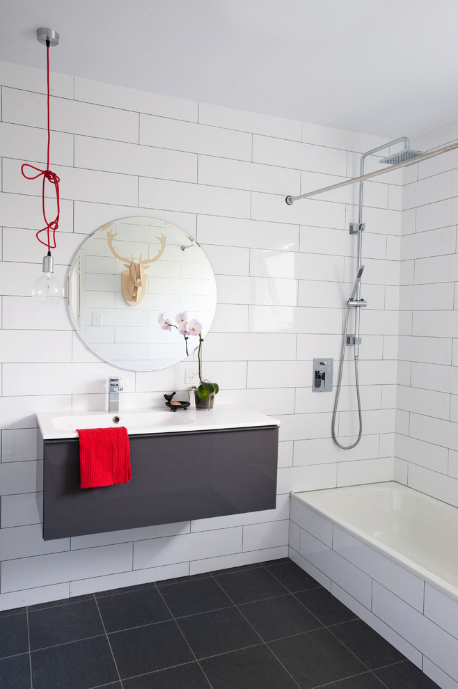Design ideas for a traditional bathroom in Brisbane.