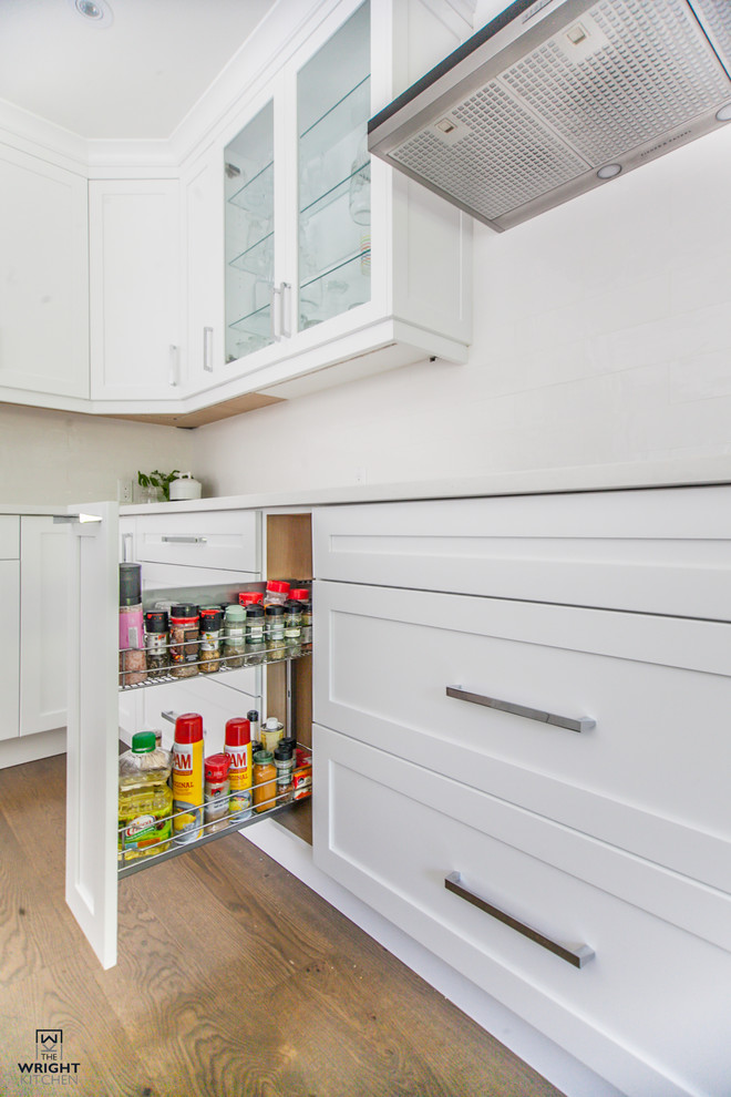 Example of a transitional home design design in Toronto