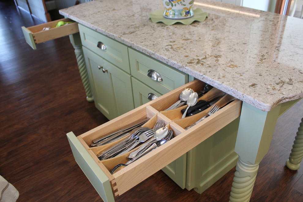 Kitchen - kitchen idea in Chicago