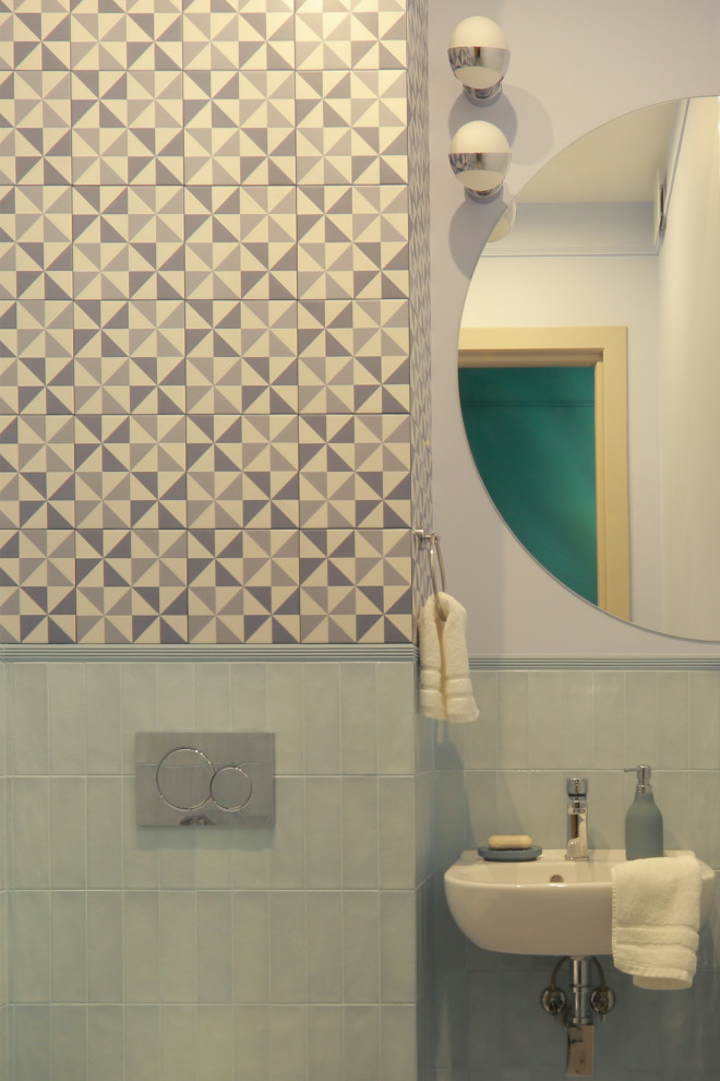 Esempio di un piccolo bagno di servizio con WC sospeso, piastrelle blu, piastrelle in gres porcellanato, pareti blu, pavimento in gres porcellanato, lavabo sospeso e pavimento multicolore
