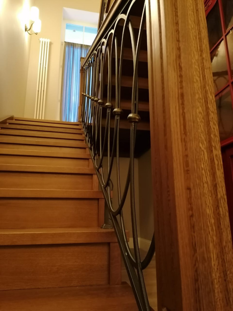 Дубовая лестница с кованным ограждением