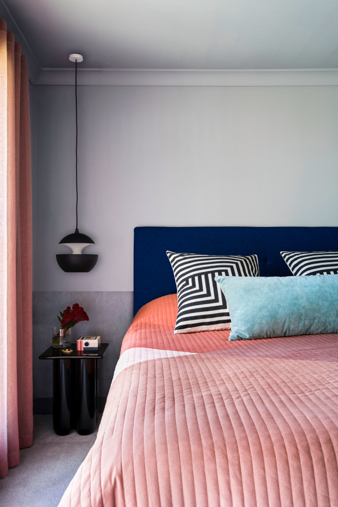 Источник вдохновения для домашнего уюта: хозяйская спальня среднего размера в современном стиле с серыми стенами, ковровым покрытием, серым полом и панелями на стенах без камина