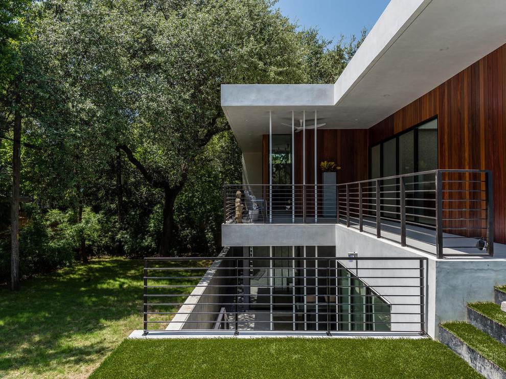 Contemporary deck in Austin with a roof extension.