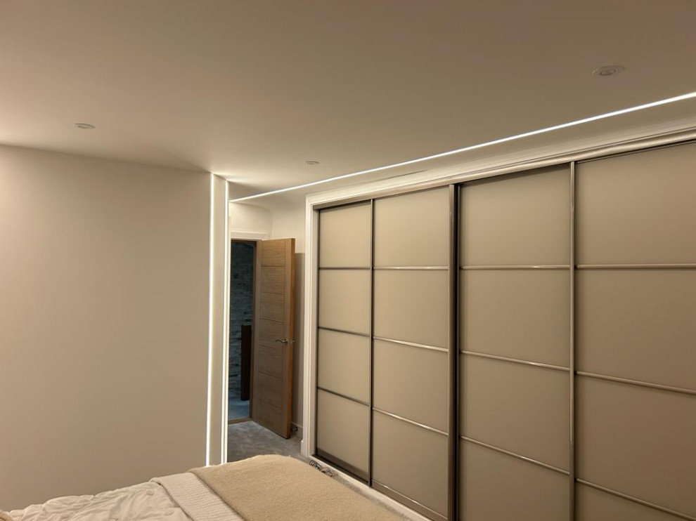 Réalisation d'une petite chambre minimaliste avec un mur beige, un sol gris et un plafond à caissons.