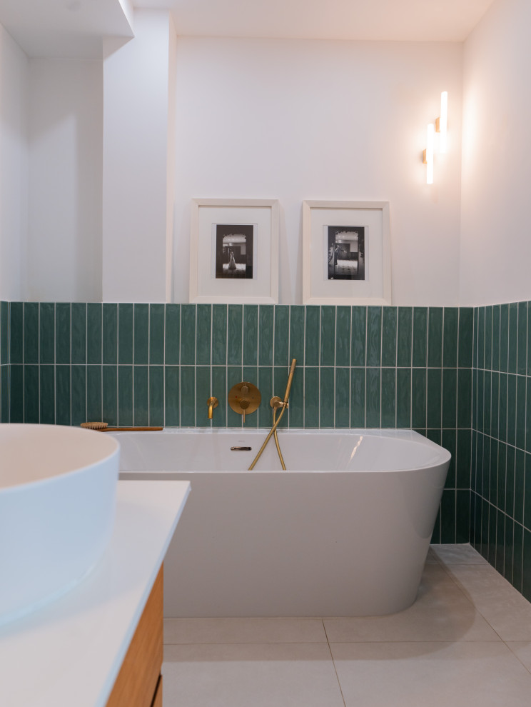Идея дизайна: ванная комната среднего размера, в белых тонах с отделкой деревом в стиле модернизм с фасадами с декоративным кантом, коричневыми фасадами, накладной ванной, душем в нише, зеленой плиткой, белыми стенами, полом из керамической плитки, накладной раковиной, зеленым полом, душем с распашными дверями, белой столешницей, тумбой под две раковины и подвесной тумбой