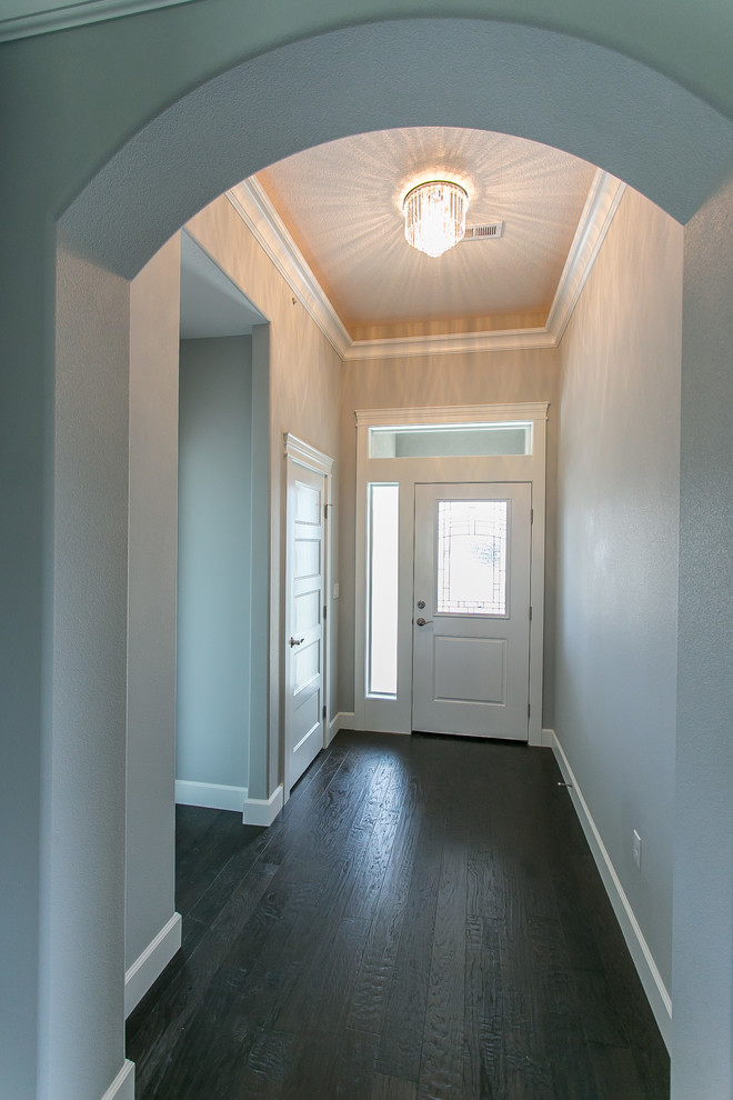 Transitional entryway photo in Seattle