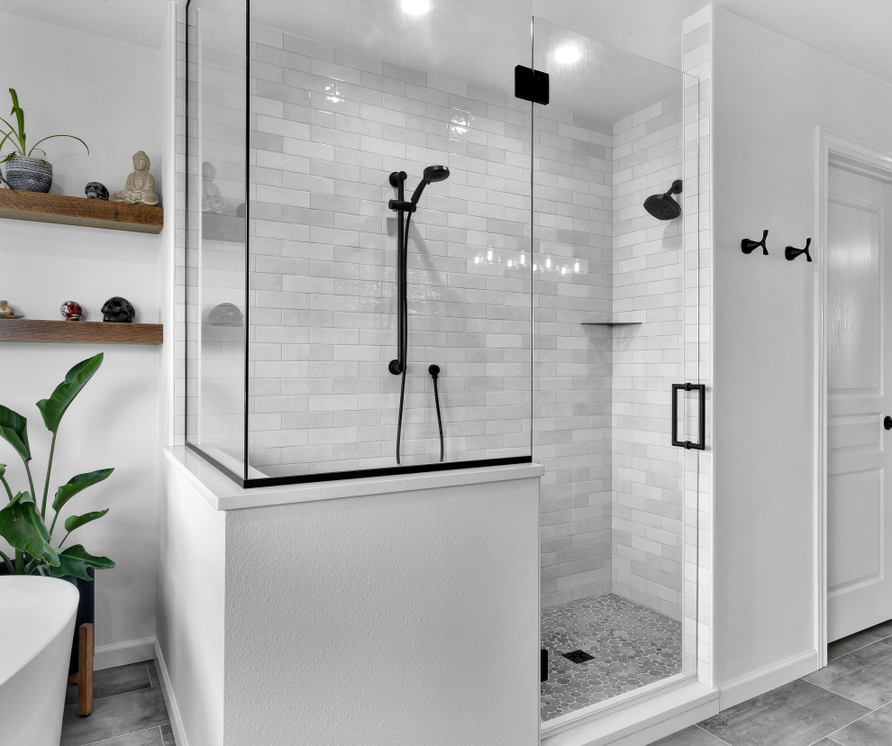 Bild på ett stort funkis grå grått en-suite badrum, med skåp i shakerstil, vita skåp, ett fristående badkar, en öppen dusch, vit kakel, porslinskakel, vita väggar, klinkergolv i porslin, ett undermonterad handfat, bänkskiva i kvarts, grått golv och dusch med gångjärnsdörr