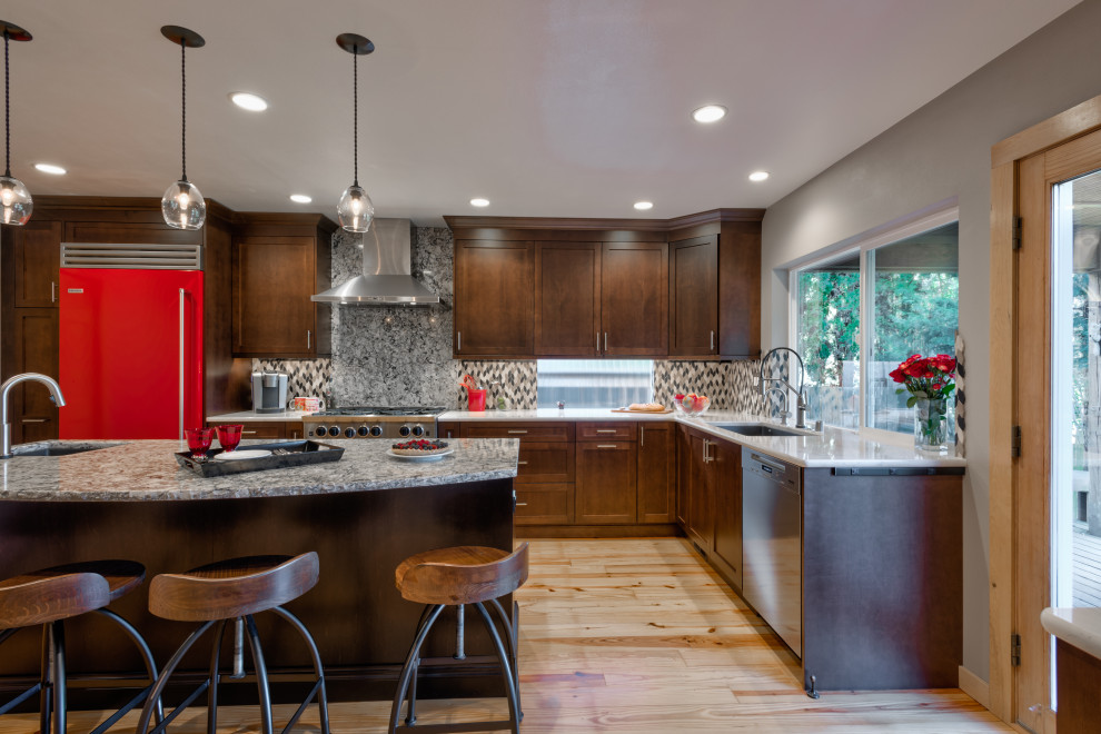 Example of a mid-sized mountain style u-shaped light wood floor eat-in kitchen design in Seattle with an undermount sink, shaker cabinets, dark wood cabinets, quartz countertops, multicolored backsplash, mosaic tile backsplash, colored appliances, an island and gray countertops