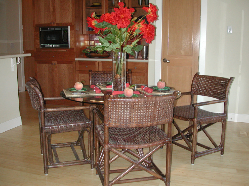 Bild på ett tropiskt vit vitt kök och matrum, med en undermonterad diskho, skåp i shakerstil, skåp i mellenmörkt trä, bänkskiva i koppar, rött stänkskydd, stänkskydd i keramik, rostfria vitvaror och bambugolv