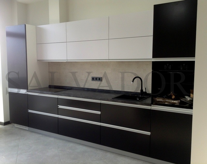 Линейная кухня в современном стиле