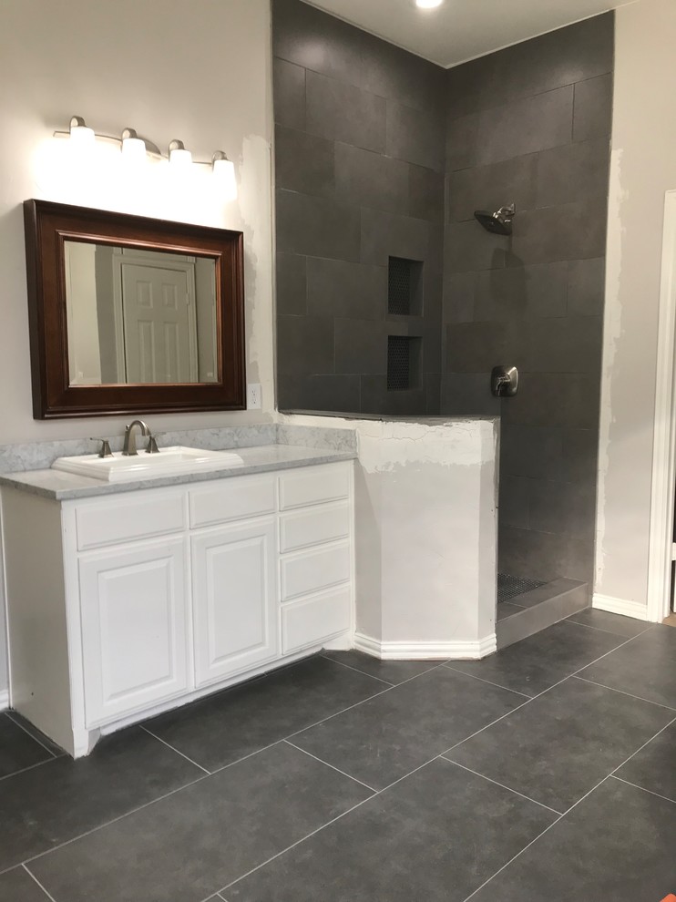 Example of a transitional home design design in Dallas
