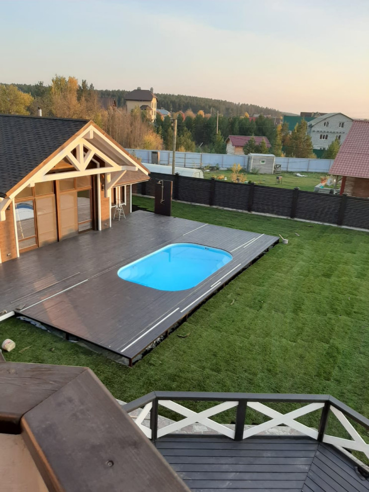 Стильный дизайн: наземный бассейн среднего размера на внутреннем дворе в стиле кантри с настилом - последний тренд