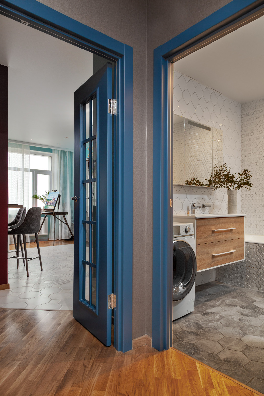 Купание красного коня.Прихожая. Вид на кухню с ванной комнатой.