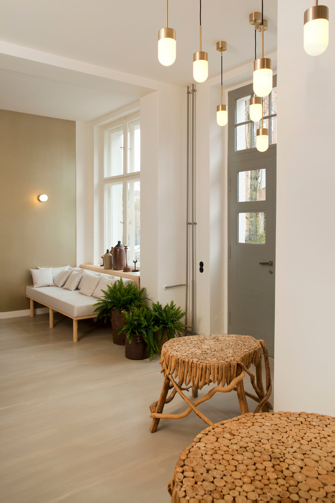 Stilmix Eingang mit Vestibül, Betonboden und grauem Boden in Berlin