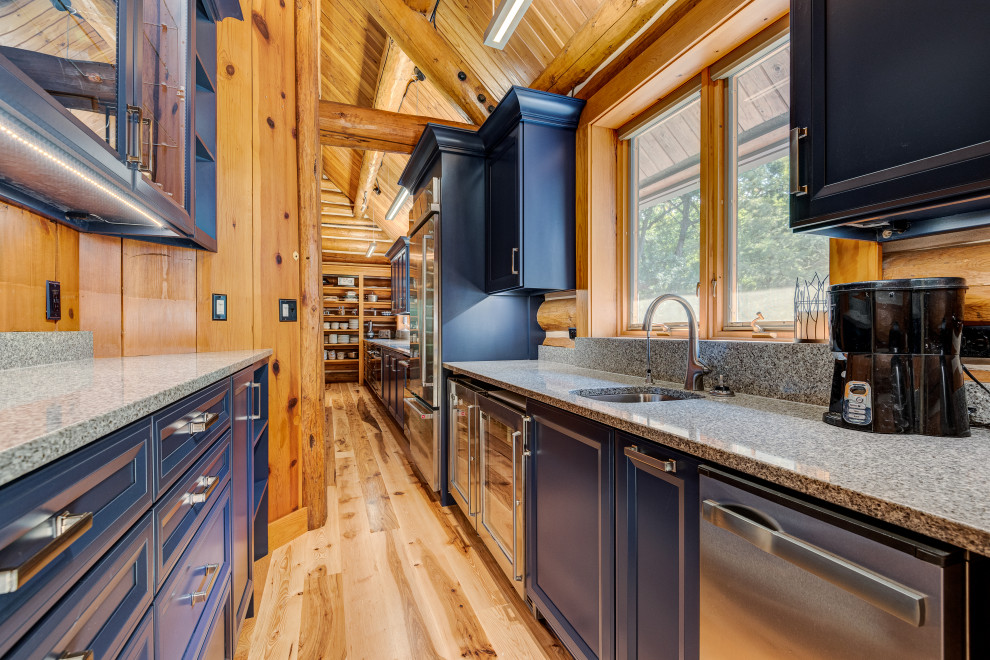Imagen de cocina comedor rústica con fregadero sobremueble, armarios estilo shaker, puertas de armario azules, encimera de cuarcita, salpicadero de madera, una isla y encimeras grises