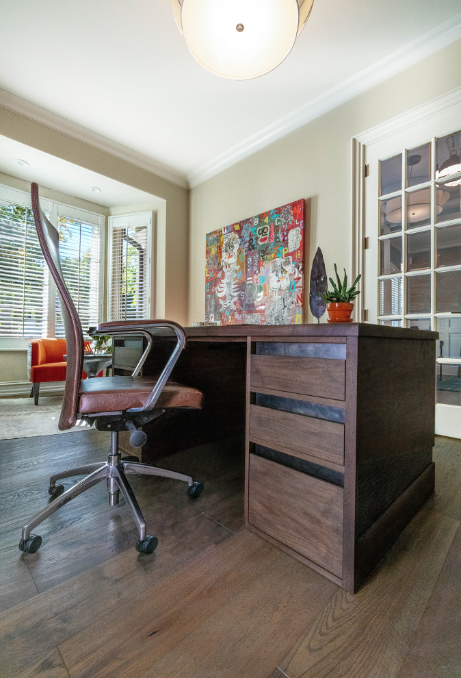 Idées déco pour un bureau classique de taille moyenne avec un mur beige, un sol en bois brun, un bureau indépendant et un sol marron.