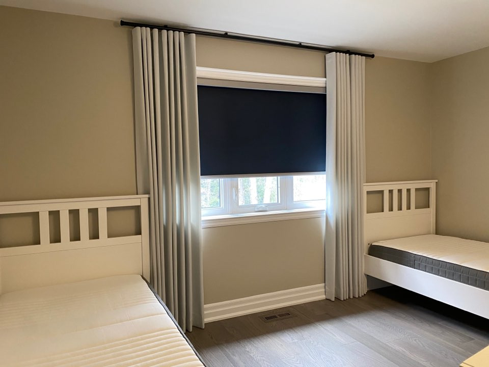 Immagine di una camera da letto minimalista di medie dimensioni