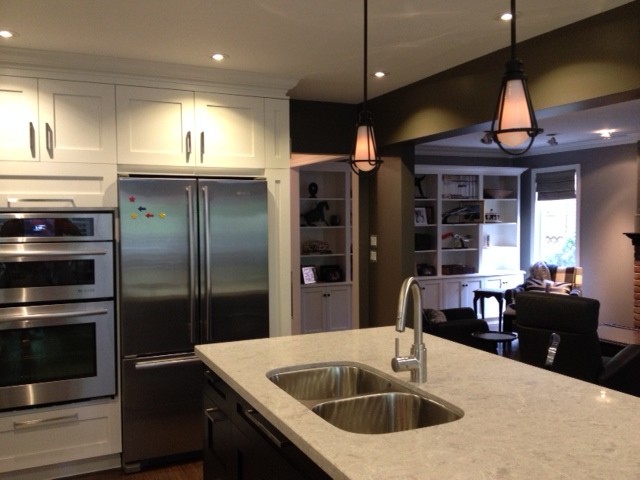 Photo of a large modern kitchen in Toronto.