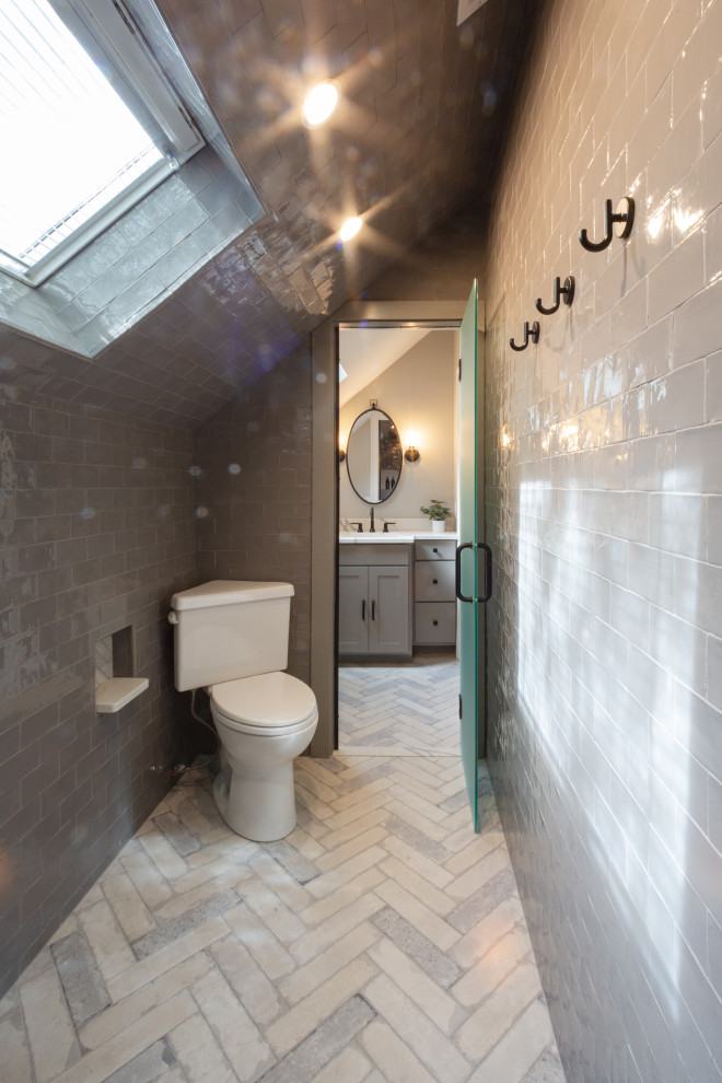 Foto på ett litet vintage vit badrum, med släta luckor, grå skåp, våtrum, en toalettstol med separat cisternkåpa, grå kakel, porslinskakel, grå väggar, klinkergolv i porslin, ett undermonterad handfat, bänkskiva i kvarts, grått golv och med dusch som är öppen