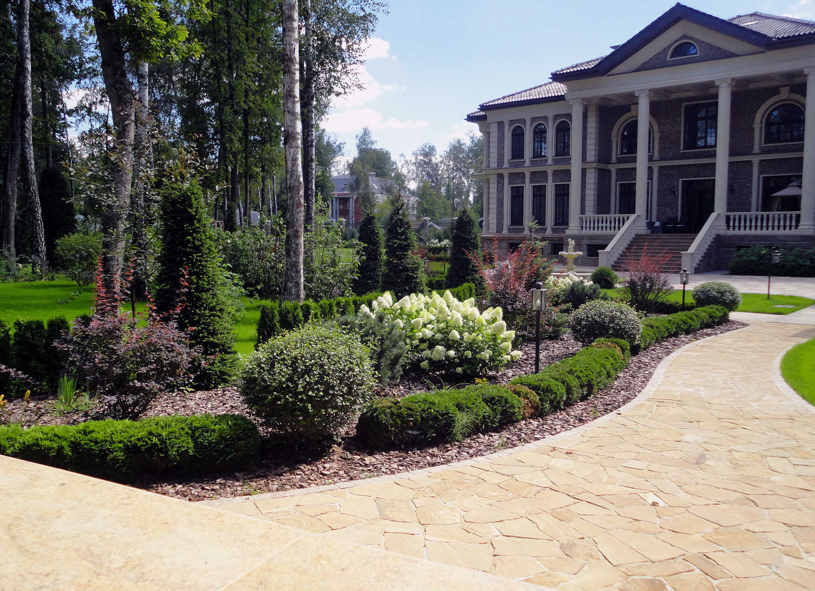 Сад резиденции для большой семьи