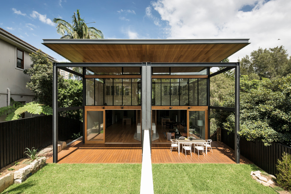 Photo of a mid-sized contemporary garden in Sydney.