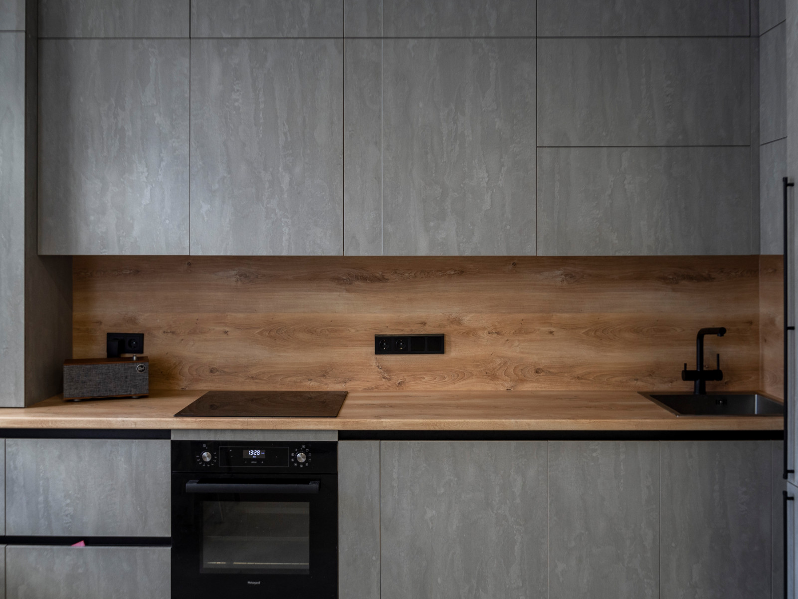 Элегантная минималистичная кухня в сером цвете