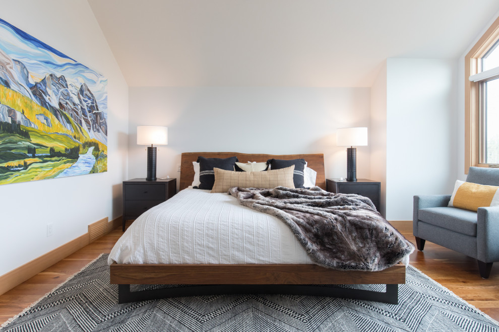 На фото: хозяйская спальня среднего размера в стиле рустика с белыми стенами, паркетным полом среднего тона и коричневым полом без камина с