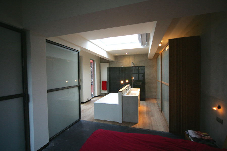 Design ideas for a contemporary bathroom in Brussels.